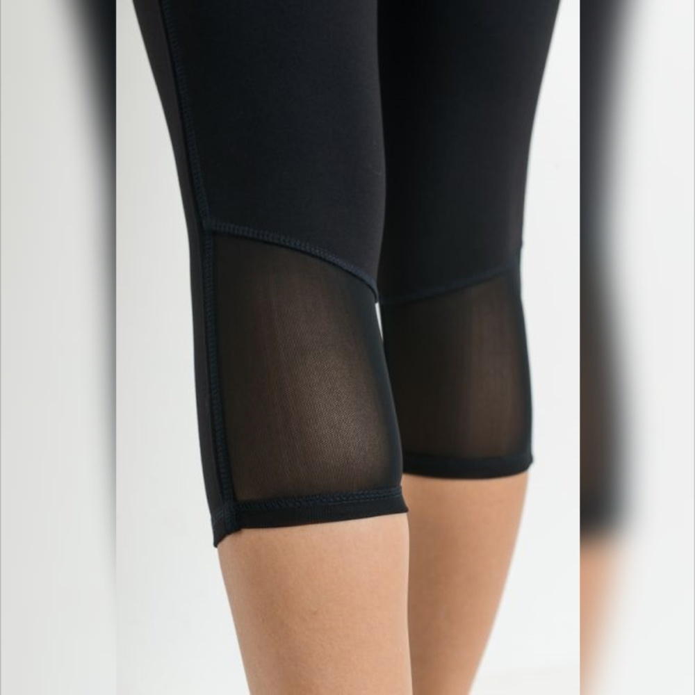 Capri Leggings with Zippered Pockets and Mesh Back - Picture 2 of 6